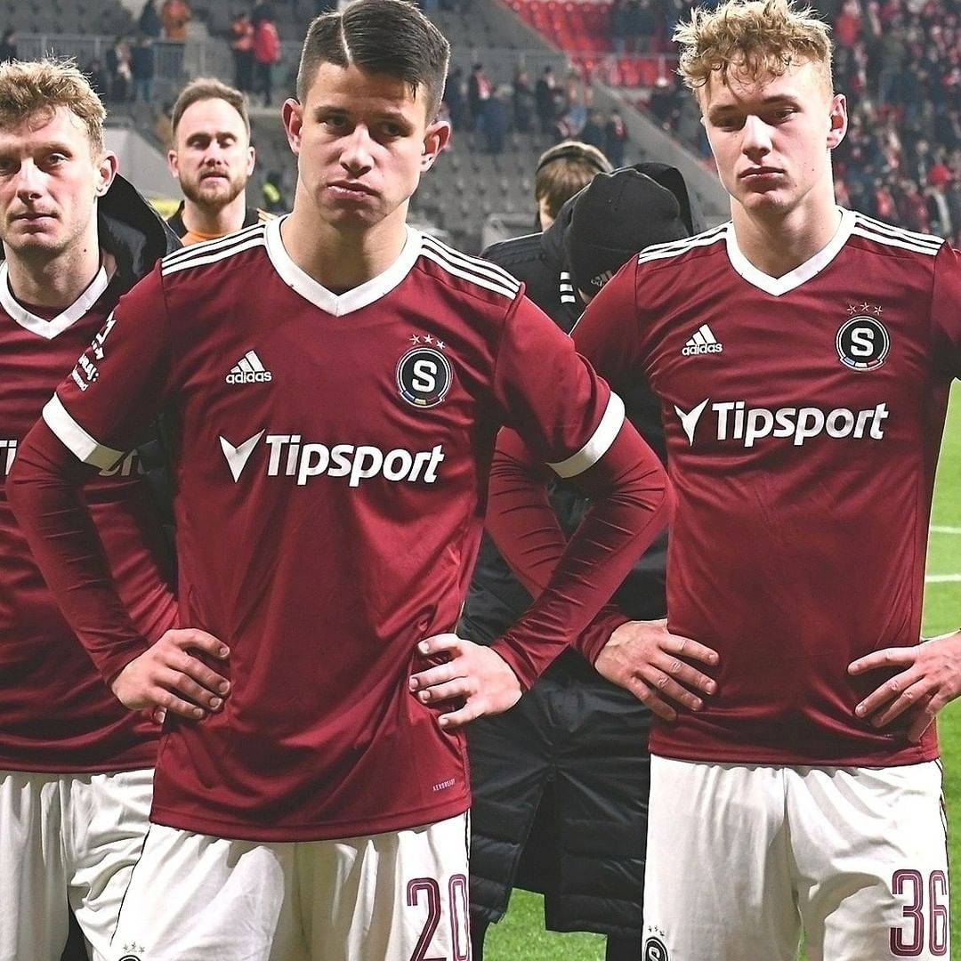 FOTO ?⚪️?⚔️??? Včerejší derby radši bez nějakého většího komentáře. Snad jen co už bylo několikrát napsáno. Reálná šance na titul se nám nevzdálila včerejší prohrou v Edenu či plichtou doma s Plzní, ale už v zimní pauze díky vlastní neschopnosti a alibismu. Kompletní fotogalerii ze včerejšího derby v Edenu si můžete prohlédnout na našem webu spartaforever.cz #acsparta #derby #spartaforever